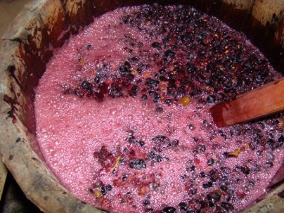 Перед таким кроком, як зробити вино з винограду будинку, необхідно в сік, де присутня мезга, додати цукор, який попередньо розлучається у воді з температурою в 30 градусів Цельсія з розрахунку 37