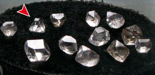Двійникові кристали, що ростуть в протилежних напрямках від зародкового центру   Гірський кришталь - мармарошінскіе діаманти (кварц - з базальтових газових порожнин)   На відміну від алмазів, кварц огранки і полірування не вимагає - сяє як є в природі   У класичній укр