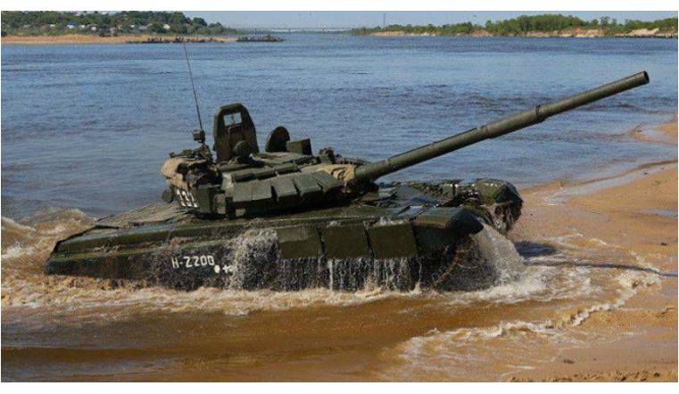 Екіпажі бронемашин БМП-2 і танків Т-72 з Челябінської області форсували водойми Уралу, Поволжя та Сибіру під час навчань Центрального військового округу