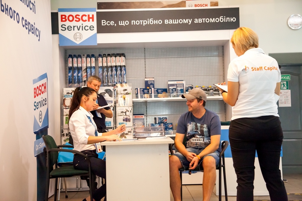 Крім того, всім фіналістам презентували заохочувальні призи - новинки електроінструменту Бош - електричні викрутки Bosch Go