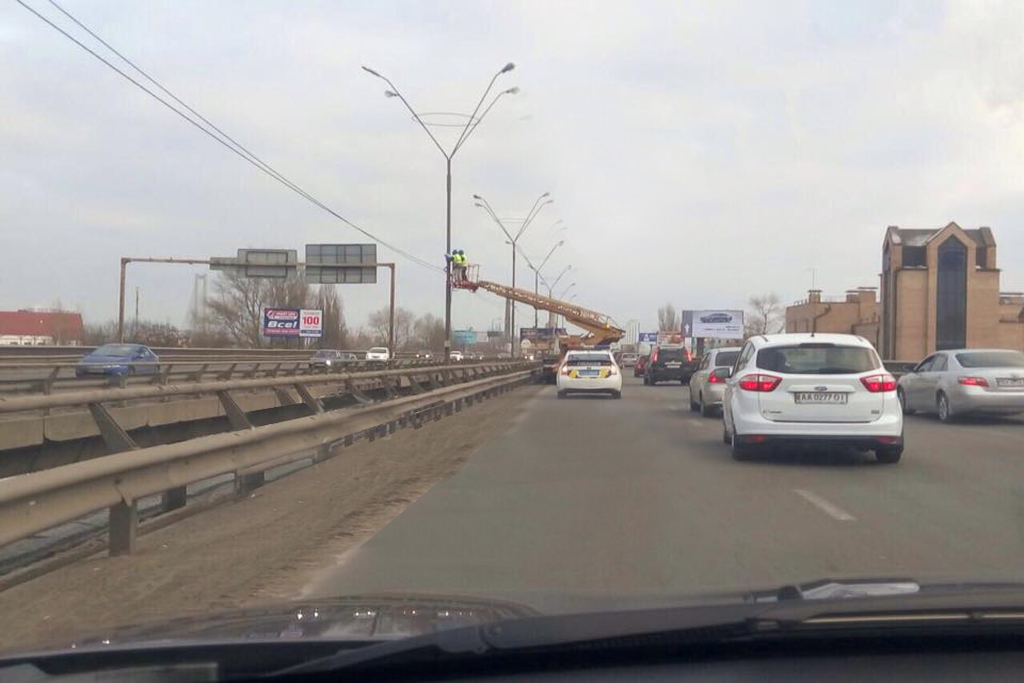 Зокрема, масово обладнання встановлювали на Південному мосту - як повідомляють очевидці, практично на кожному стовпі, через що утворився серйозний автомобільний затор