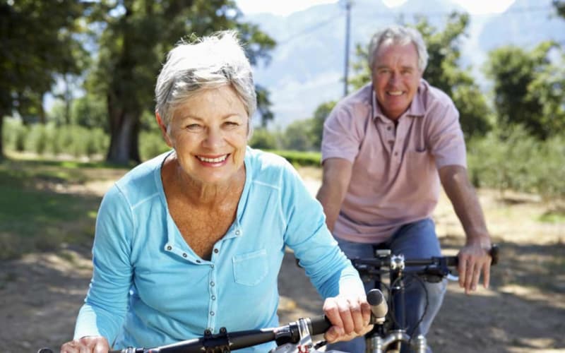 Збільшення пенсійного віку може надати позитивний психологічний ефект: в 60 років люди не будуть відчувати себе старими, не випадуть з соціального життя і будуть підтримувати активність, що запобігає ризику появи старечої деменції
