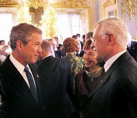Джордж Буш і Вацлав Клаус в Санкт-Петербурзі (Фото: ЧТК)   Чеську Республіку, яка є державою-кандидатом в Європейський Союз, на саміті представляв президент країни Вацлав Клаус