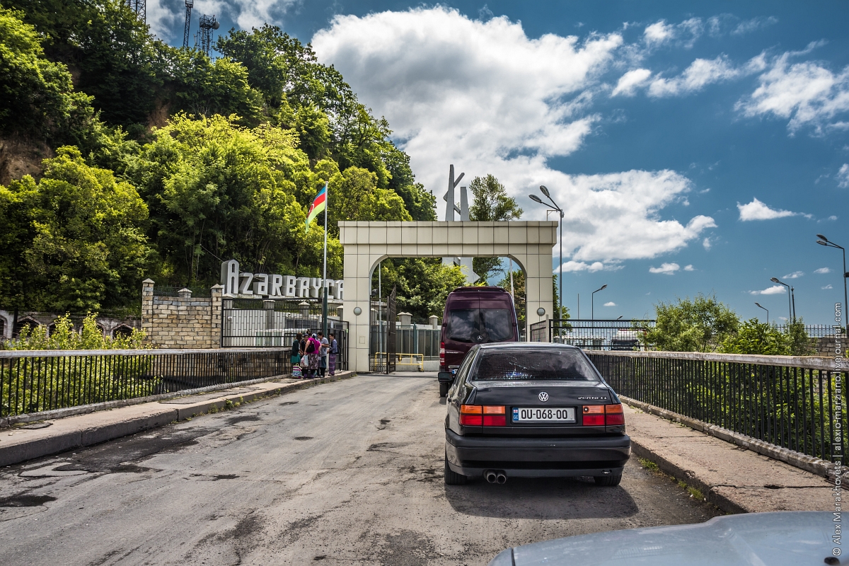 Азербайджанці (або вірмени) люблять говорити, що вірмено-азербайджанський кордон за останні 20 років ніхто не переходив живим