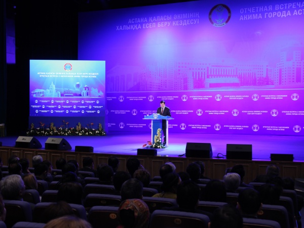 Адільбек Джаксибеков в ході звітної зустрічі розповідає городянам про те, як буде розвиватися столиця в 2015 році
