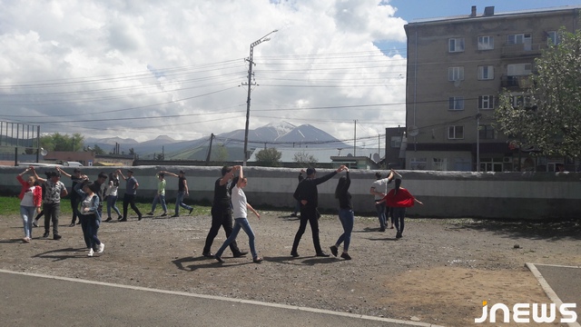 Для того, щоб випускники російської школи №2 Ахалкалакі танцювали бездоганно вальс, за два місяці до останнього дзвоника запросили хореографа з Ахалцихе