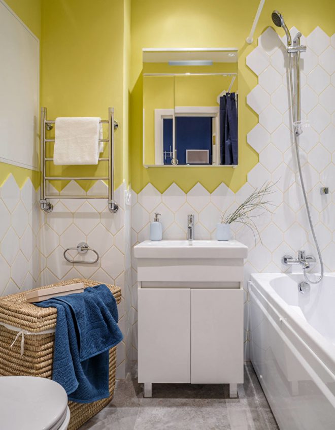 Стіну біля ванни можна доповнити вертикальним викладеним візерунком, щоб врівноважити горизонталь і зробити приміщення більш високим