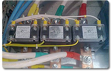 Трансформатори струму   (Далі - ТТ) призначені для перетворення струму первинної мережі у вторинний, зі стандартним значенням 1 або 5А, який використовується як сигнал в системах обліку електроенергії і релейного захисту (РЗ)
