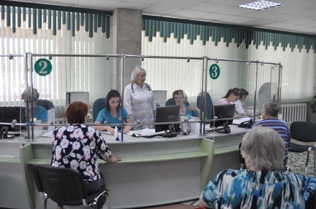 Пацієнтів, які прибули для планової госпіталізації, оформляють по електронній черзі - в залі встановлено термінал для видачі чек-талонів, збільшено число операторів реєстратури