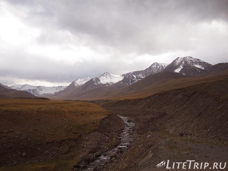 Перший час ми розважали себе карколомними гірськими пейзажами Киргизії, а потім, коли небо затягнуло похмурими хмарами, почав накрапати противний сірий дощ і на висоті з'явився туман, я дістав ноутбук і вирішив провести час з користю
