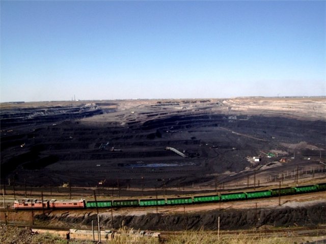 Розріз «Богатир», проектною потужністю 50 млн тонн вугілля на рік, будувався дев'ятьма чергами з 1965 по 1979 роки
