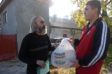 15 жовтня 2014 року, 19:03 Переглядів:   Мобільні групи волонтерів Гуманітарного штабу Допоможемо при фонді Ріната Ахметова працюють в Донецьку з 29 вересня