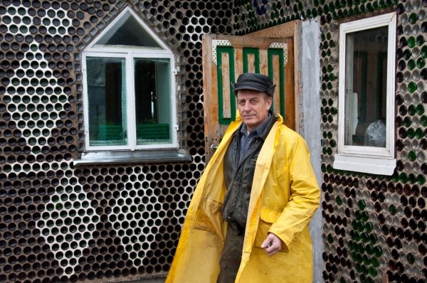 Житель смоленської села Липове Юрій Лук'яненко побудував собі з пляшок двоповерховий будинок, в якому і оселився разом з дружиною, донькою і двома волохатими котами