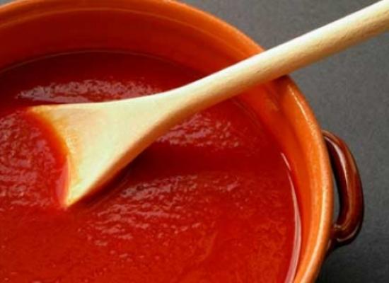 Соус з томатної пасти (або домашній кетчуп) робиться дуже швидко і просто з натуральної томатної пасти