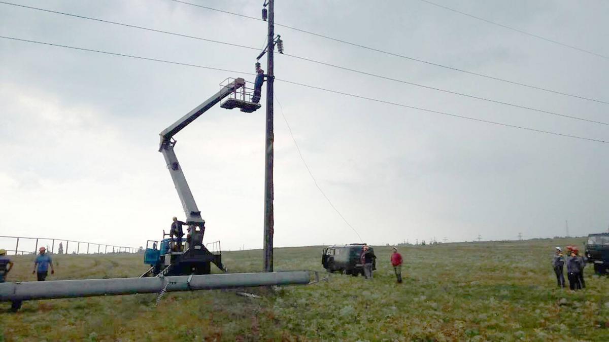 Оперативно відновити пошкоджену ділянку лінії електропередач працівникам не дозволяли ризик потрапити під вогонь окупантів, а також наявність боєприпасів, що не розірвалися і замінованих ділянок на трасі проходження цієї ЛЕП