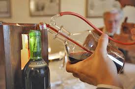 При розгляді питання, як поставити домашнє вино з винограду, є секрет по наданню кінцевого продукту більшого аромату і смакової якості