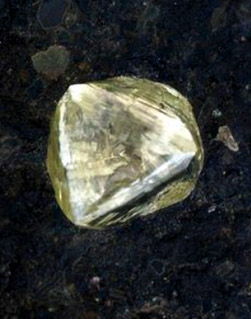 Кристалічний алмаз (шпінель самородная) - побічний продукт розробки кімберлітових родовищ міксерного (як торнадо і смерчі атмосфери) типу