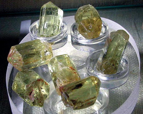 Спеціально сфотографований під берил і алмаз камінь-обманщик - апатити   Фторапатит (до 3 см)