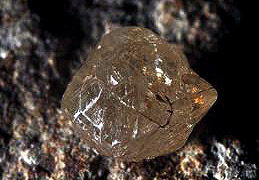 Піроп - це специфічний різновид граната, часто супроводжує алмази в кімберлітах і лампроітов (різновиди порід, з яких у всьому світі і добувають алмази)