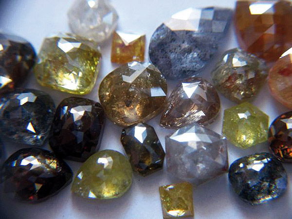Сучасні вуглецеві алмазні псевдоморфози по інших цінних каменів