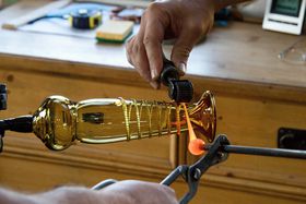 Фото: Ярослав Горжені   Скло в свойковской майстерні плавиться в невеликій печі - все склянки, келихи, тарілки та глечики повертаються в жар по кілька разів