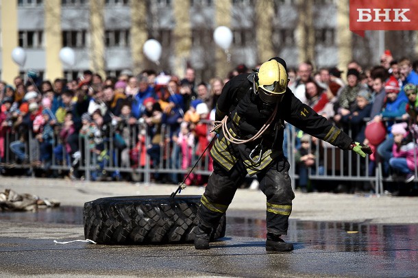 Сьогодні на Стефановской площі відбувся урочистий розвід сил і засобів Сиктивкара пожежно-рятувального гарнізону