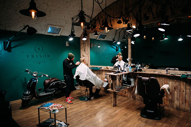 Своими силами, без каких-либо капиталовложений, ребята открыли первую парикмахерскую сети