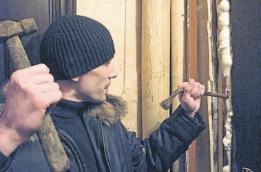 14 лютого 2011, 20:15 Переглядів:   Віталій Рудь разом з сім'єю втратив квартиру, тепер додому він ходить з молотком і монтуванням