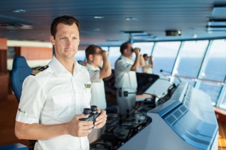 Претенденти на такі вакансії повинні вміти розбиратися в судноводінні, електронному навігаційному обладнанні, механіці і інженерній справі, виконання зобов'язань, що покладаються на капітана