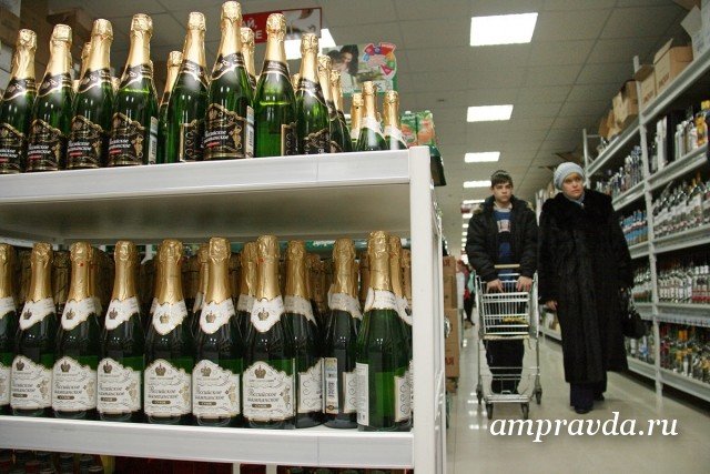 - З 26 липня цього року вартість шампанського закріпили законодавчо - пляшка 0,75 літра не може коштувати в магазині менше 164 рублів, - розповіли АП у великій амурської алкосеті