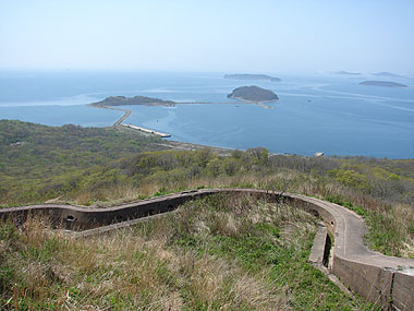 Морська панорама з лівого флангу форту №9, видно острова Лаврова, Острів Енгельма, Кликова, Наумова та Рейнеке