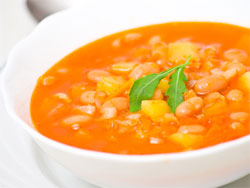 Квасолевий суп є дуже смачним і ситним блюдом