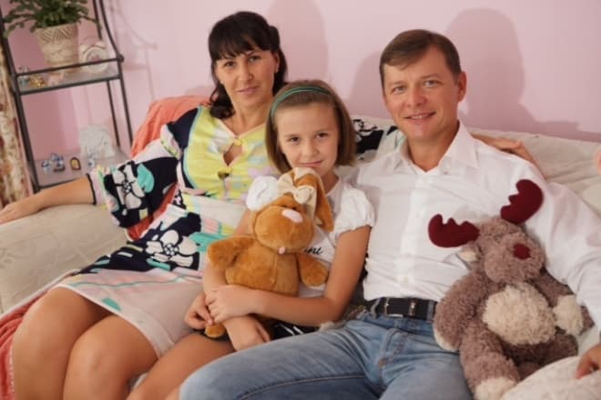 Незабаром після скандалу політик показав аудиторії цивільну дружину Росита Олександрівну Сайранен, з якою живе вже 15 років і виховує дочку Владиславу, народжену в 2002 році