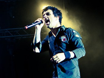 Лідера групи Green Day Біллі Джо Армстронга висадили з літака авіакомпанії Southwest Airlines, так як його штани були спущені сильно нижче пояса, передає в суботу телеканал ABC7
