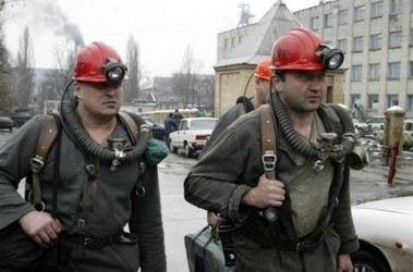 4 грудня 2007, 17:53 Переглядів:   Рятувальники у шахти Засядька перед другим вибухом
