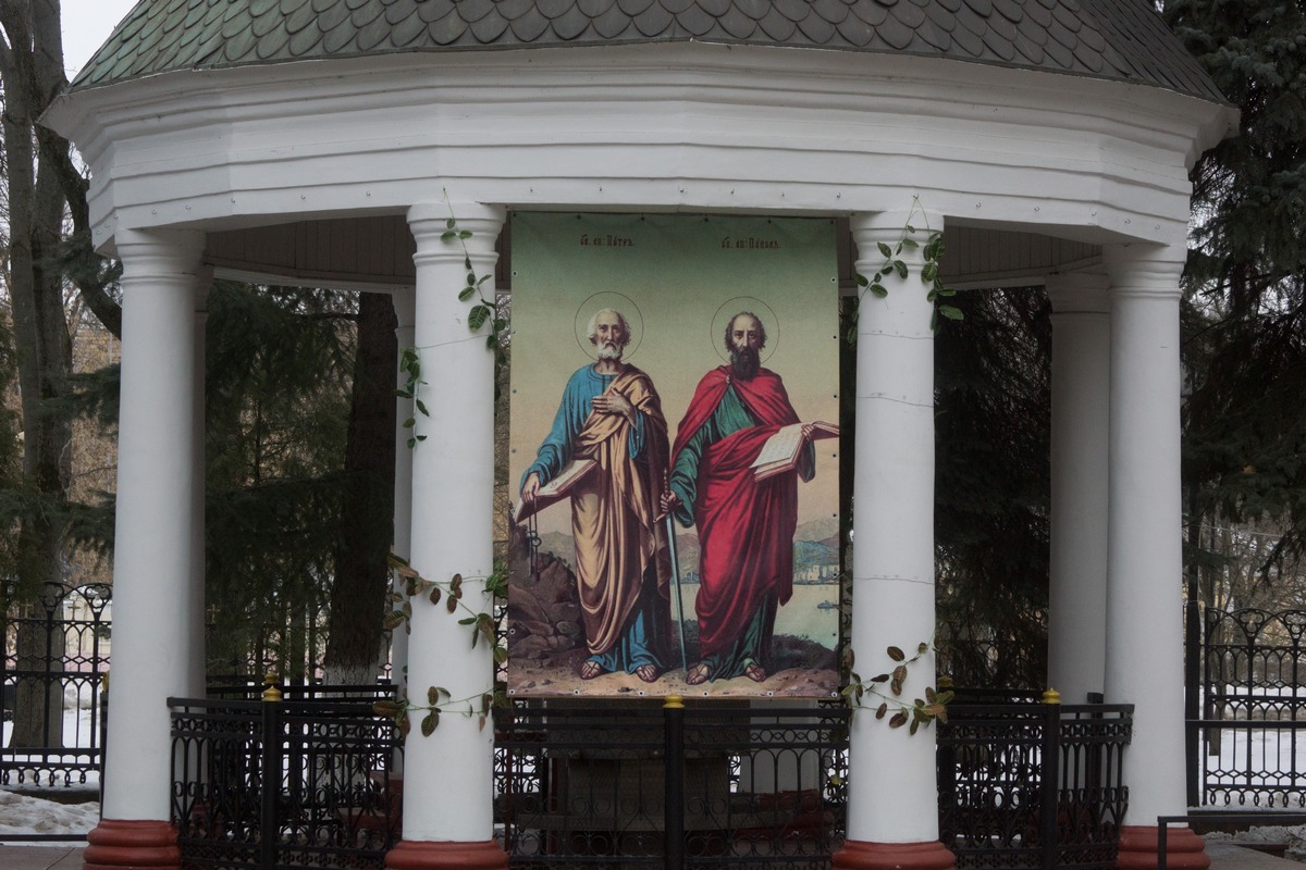 Головний вхід і дзвіниця Петропавлівського собору