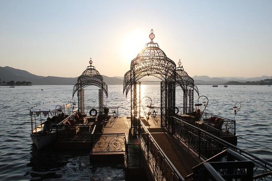 Ця фотографія Taj Lake Palace Udaipur є власністю сайту TripAdvisor   Пристань готелю «Озерний палац»