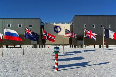 Антарктида, згідно з міжнародними договорами і конвенціями, не є офіційно чиєїсь територією