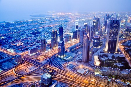 Сьогодні робота в Дубаї приваблює багатьох іноземців через досить високих заробітних плат і бажання   залишитися в цьому місті на ПМЖ
